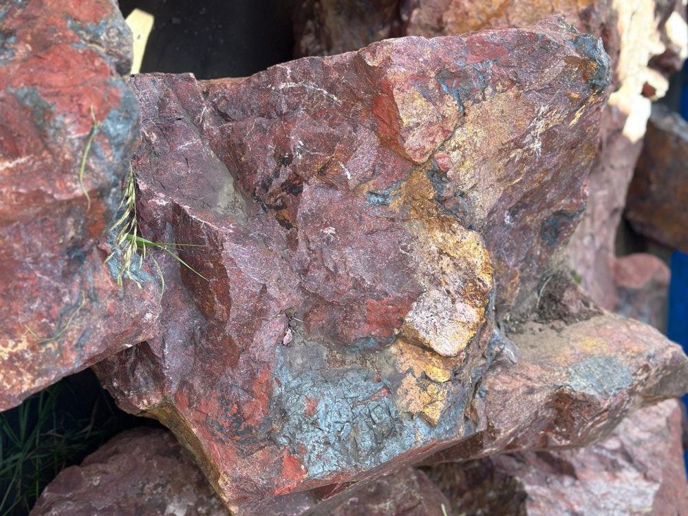 Камни для ландшафтного дизайна красно-фиолетовые 10-60 килограмм купить в Ялуторовске