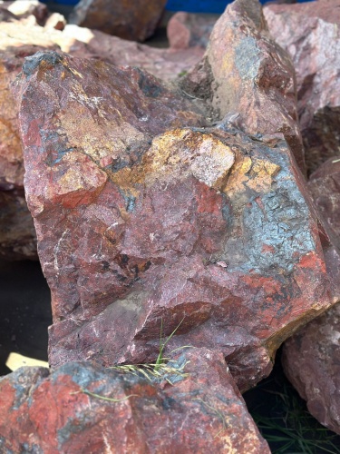 Камни для ландшафтного дизайна красно-фиолетовые 10-60 килограмм купить в Ялуторовске