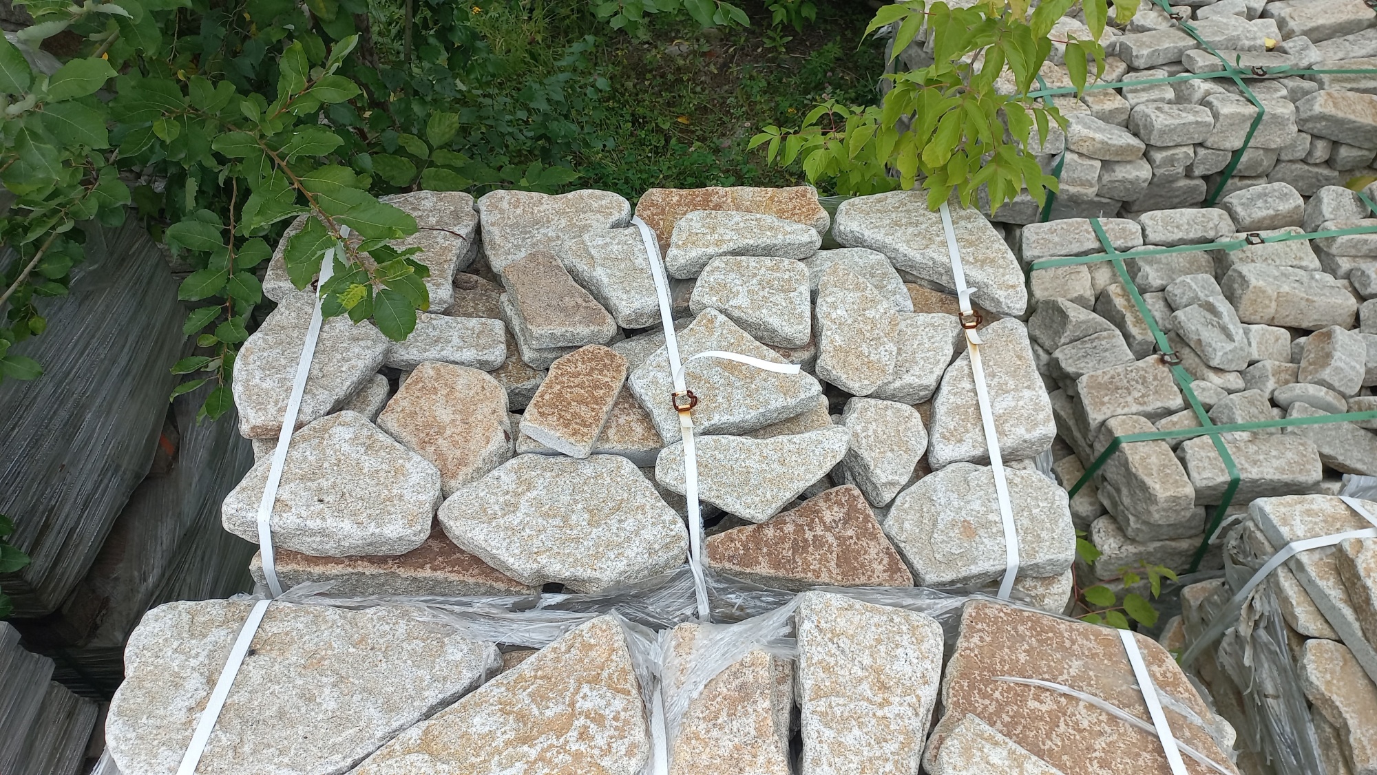 Плитняк галтованный гранитный для ландшафтного дизайна купить в Ялуторовске