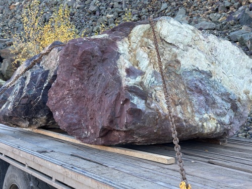 Огромные красно-фиолетовые валуны для ландшафтного дизайна весом более 5 тонн купить в Ялуторовске