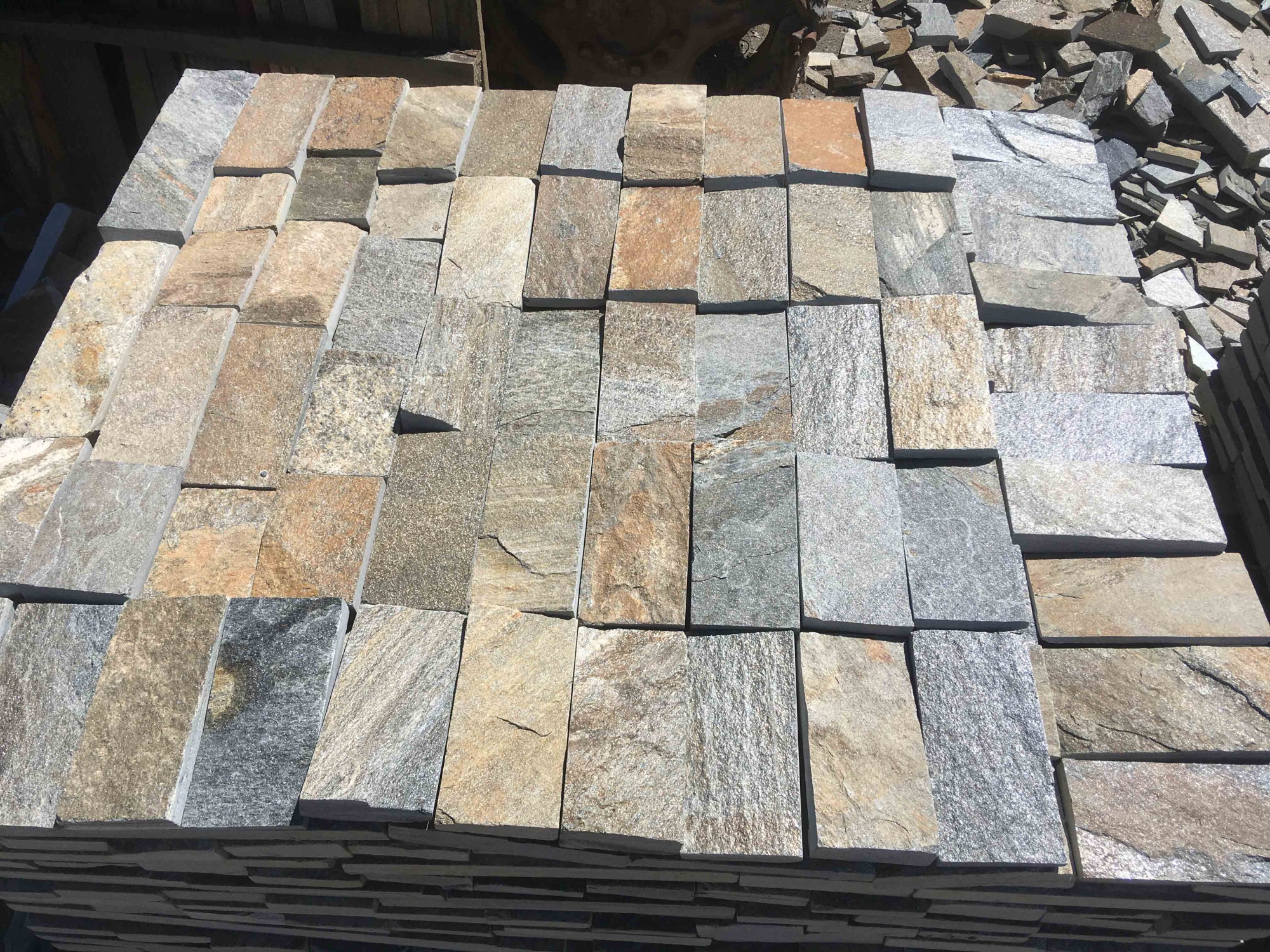 Плитка пилёная златолит Уральский для цоколя, отмостки купить в Ялуторовске