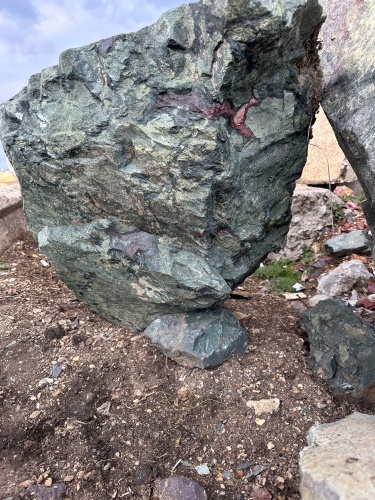 Гигантские зелёные валуны для ландшафтного дизайна весом более 5 тонн купить в Ялуторовске