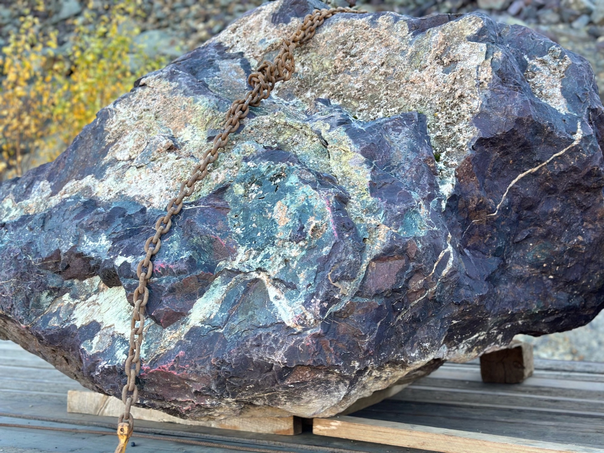 Огромные красно-фиолетовые валуны для ландшафтного дизайна весом более 5 тонн купить в Ялуторовске