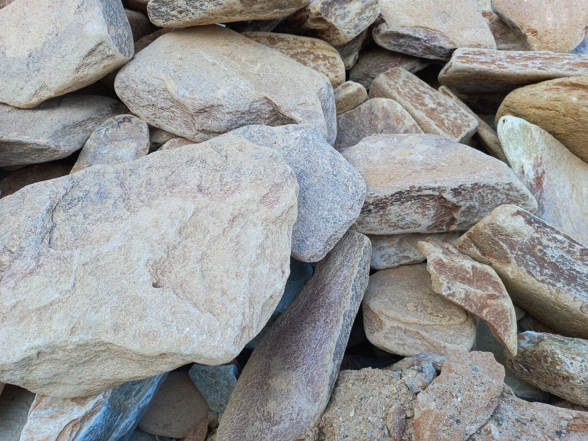 Златолит жёлтый, жёлто-зелёный глыбки и валуны для ланшафтного дизайна купить в Ялуторовске