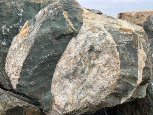 Гигантские зелёные валуны для ландшафтного дизайна весом более 5 тонн купить в Ялуторовске