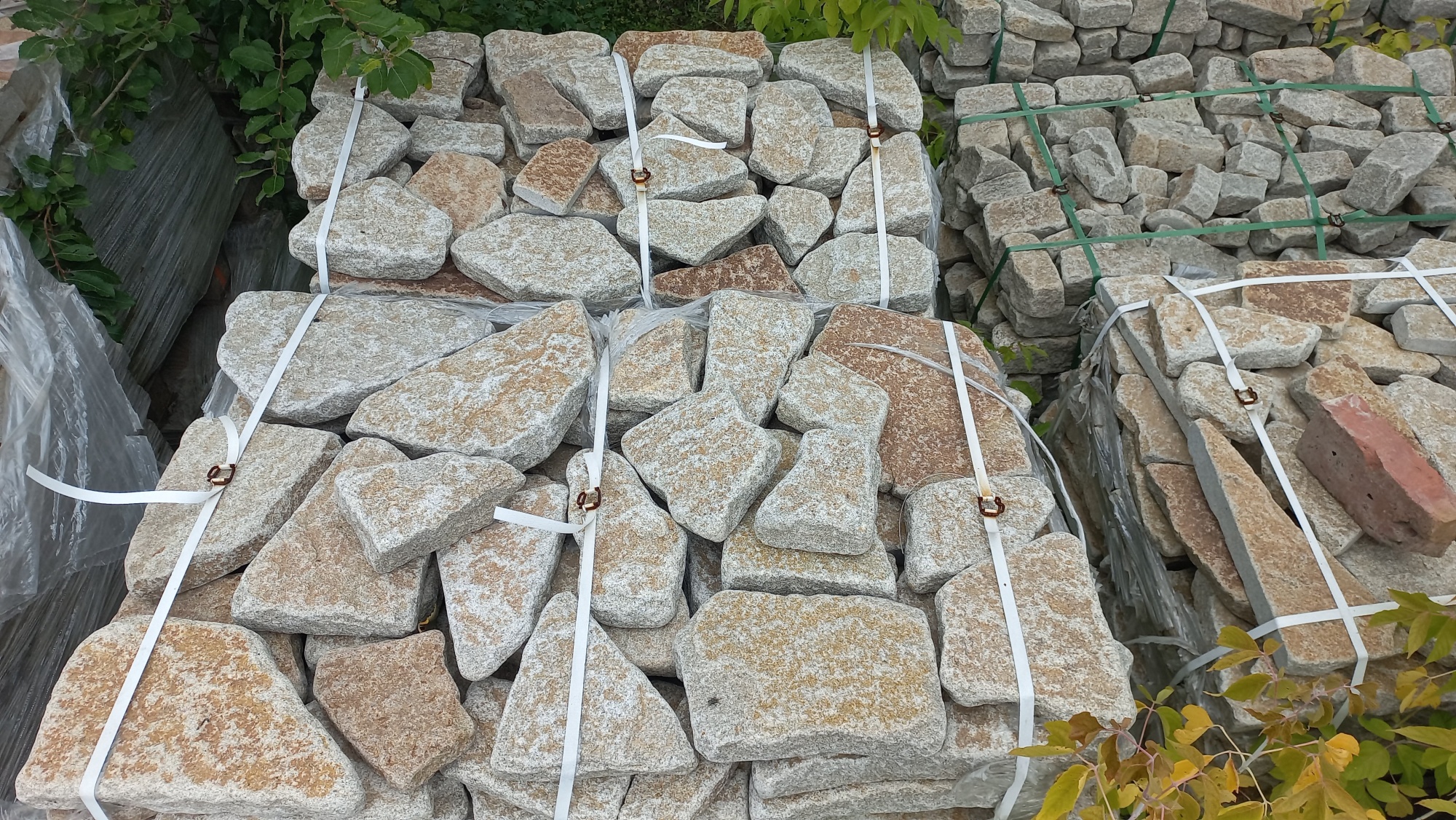 Гранитный плитняк галтованный для мощения купить в Ялуторовске