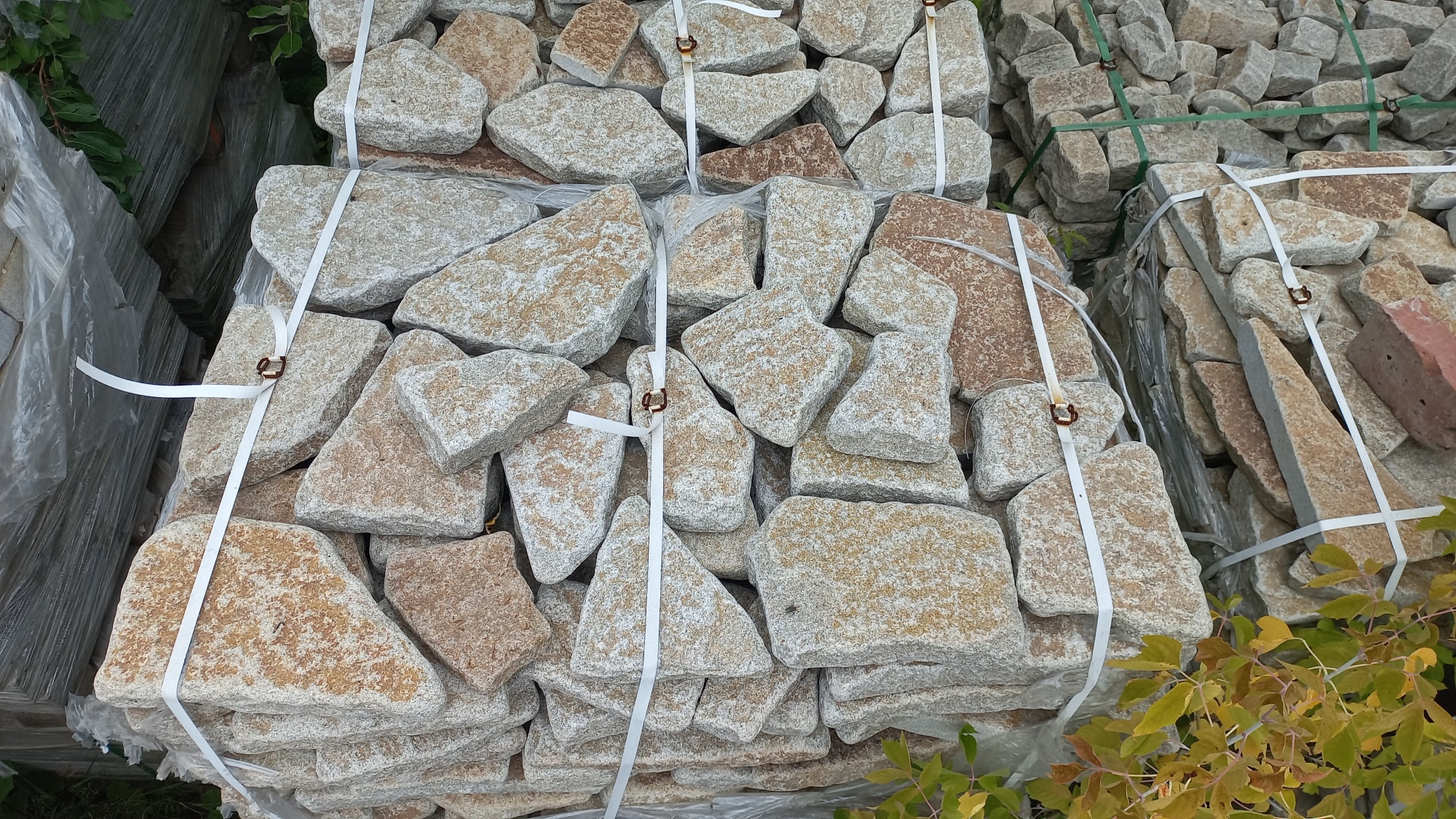 Плитняк галтованный гранитный для ландшафтного дизайна купить в Ялуторовске