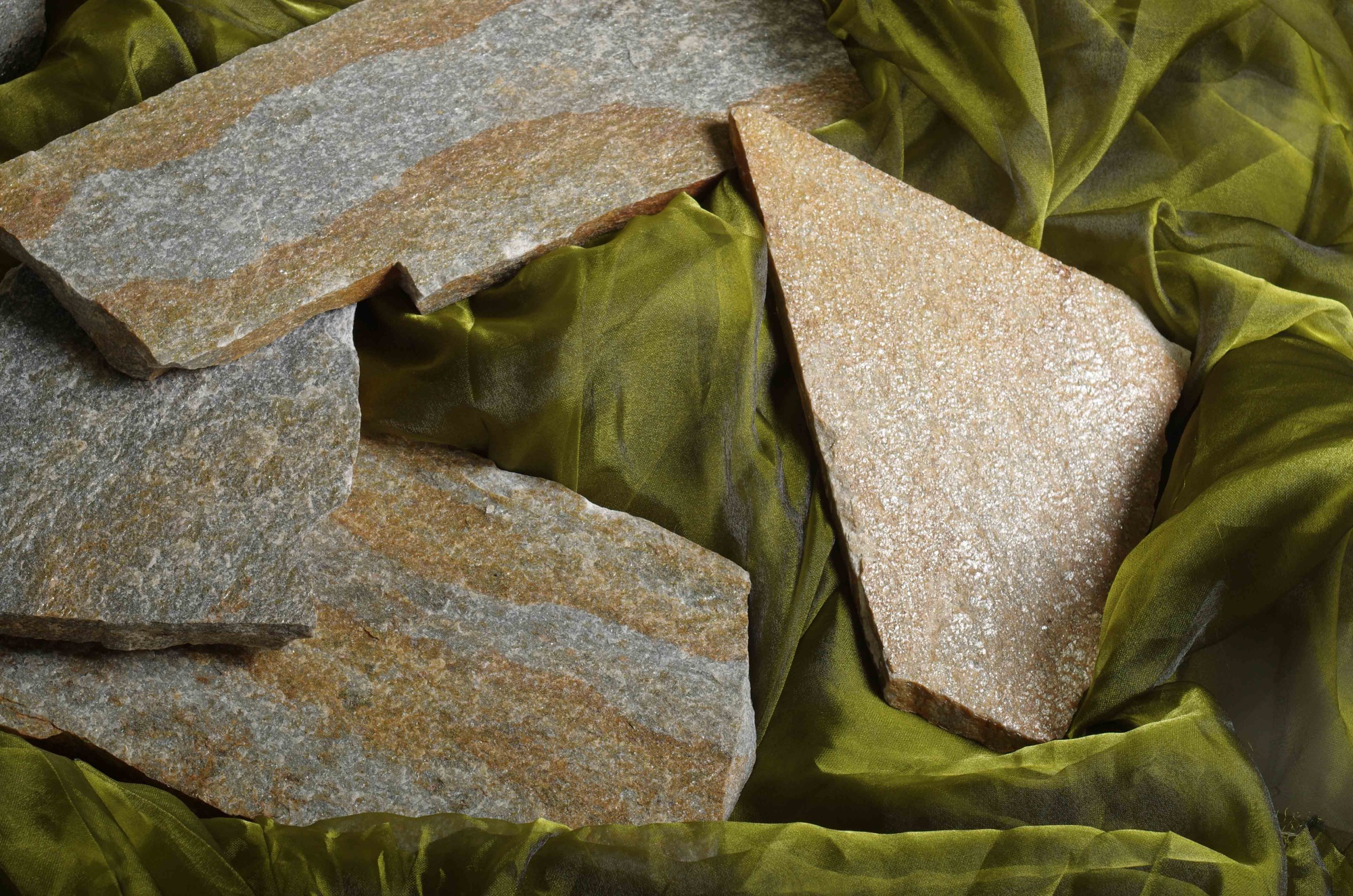 Плитняк златолит Уральский для цоколя, отмостки купить в Ялуторовске