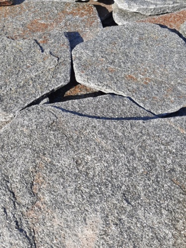 Златолит серебристый галтованный для лестниц купить в Ялуторовске