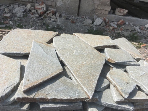 Златолит серебристый галтованный для лестниц купить в Ялуторовске